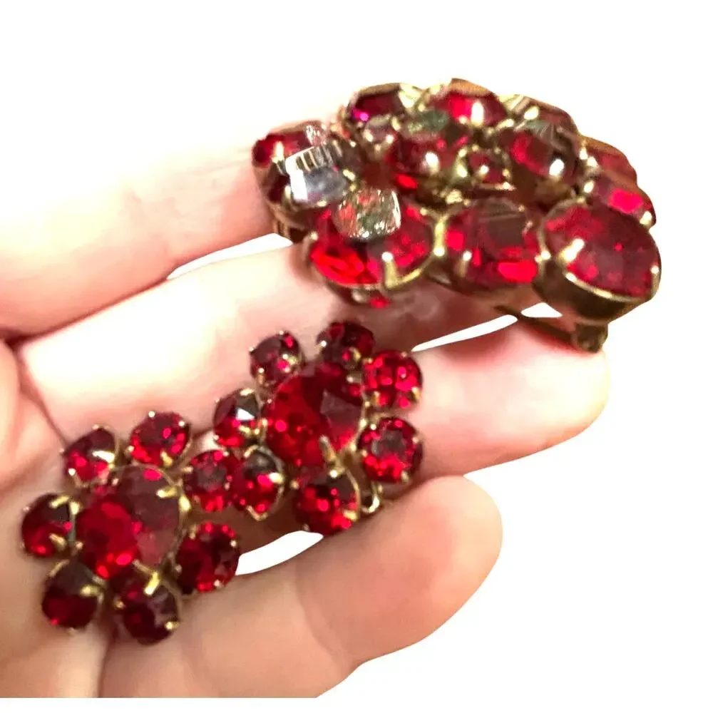Vintage Weiss jewelry set red prong set rhinestones gold brooch & clip earrings - Picture 4 of 10